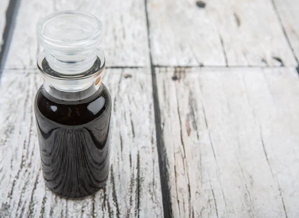 Vinaigre balsamique dans un flacon en verre — Photo