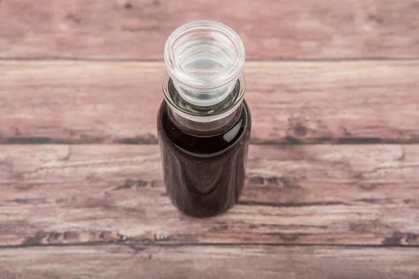 Vinaigre balsamique dans un flacon en verre — Photo