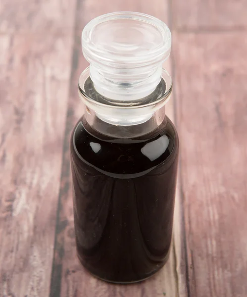 ガラス瓶のバルサミコ酢 — ストック写真