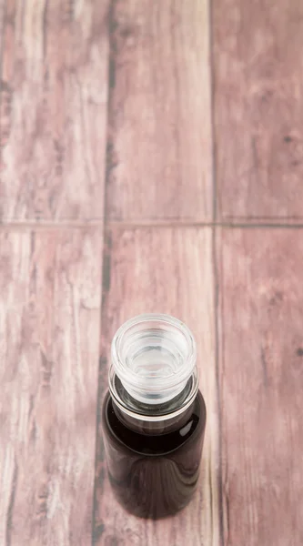 Ocet balsamiczny w szklanej fiolce — Zdjęcie stockowe