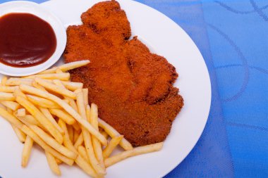 Garnitür ile ekmekli escalope