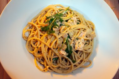 Şalgam yeşilliği, somon ve roka ile makarna