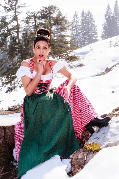 Verrast vrouw in de Dirndl — Stockfoto