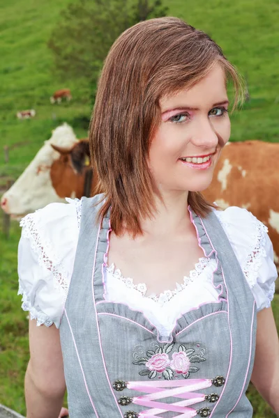 Jovem mulher bávara de terra — Fotografia de Stock