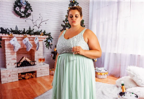 Femme Surpoids Élégante Tient Dans Une Chambre Décorée Noël Avec — Photo