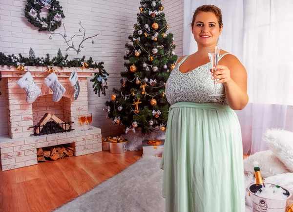 Femme Surpoids Élégante Tient Dans Une Chambre Décorée Noël Avec — Photo