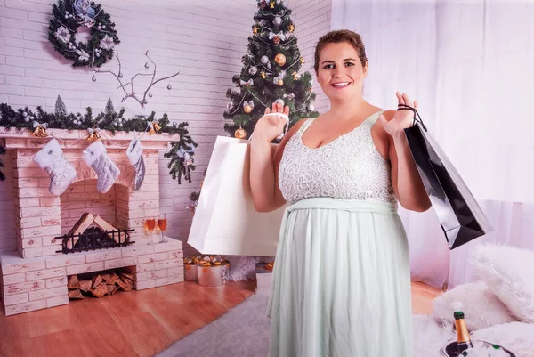 Donna Sovrappeso Elegante Con Shopping Bag Atmosfera Natalizia — Foto Stock