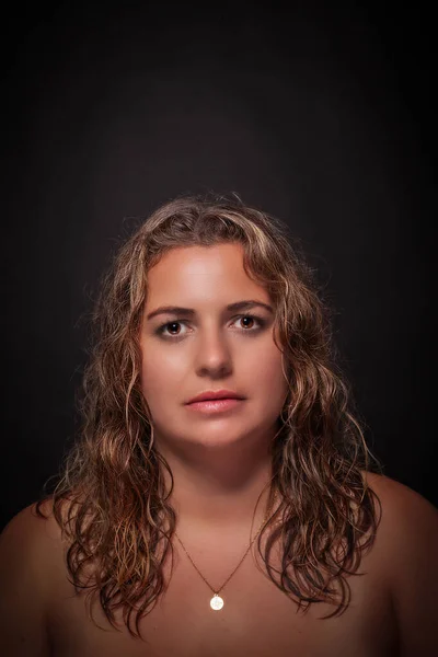 Retrato Uma Menina Nua Caucasiana Obesa Que Olha Com Alegria — Fotografia de Stock