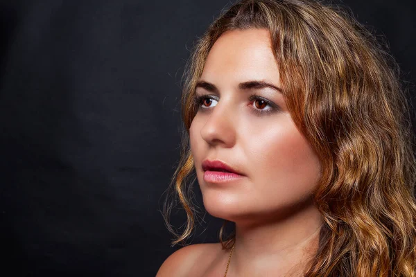 Retrato Uma Bela Mulher Gorda Modelo Loira Com Sobrepeso — Fotografia de Stock