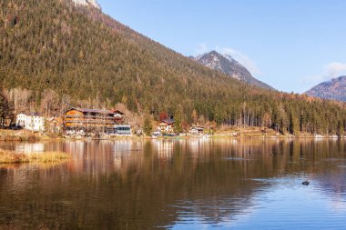 Hintersee, Berchtesgaden yakınlarındaki Ramsau belediyesinin bir parçasıdır..
