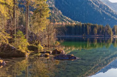 Berchtesgaden yakınlarındaki Ramsau belediyesinin bir ilçesi olan Hintersee 'de sonbaharda..