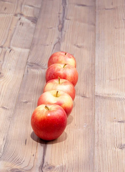 Stilleven Rode Appels Een Rij Houten Structuur — Stockfoto