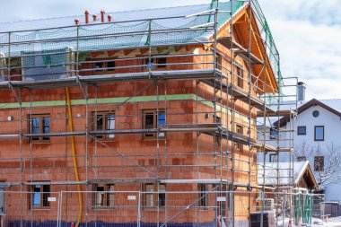 Kışın eskrimli kabuklu ev