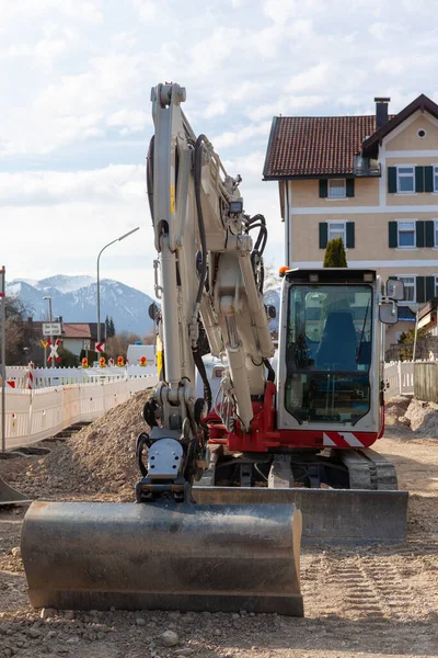 ハウスハムの踏切の再建中に広いショベルショベルと駐車ショベル — ストック写真