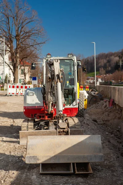 Piccolo Escavatore Parcheggiato Con Ampio Secchio Escavatore Vista Frontale Cantiere — Foto Stock