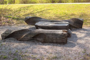 Rosenheim, Almanya - 25.April 2021: Parktaki sanatsal ahşap masa