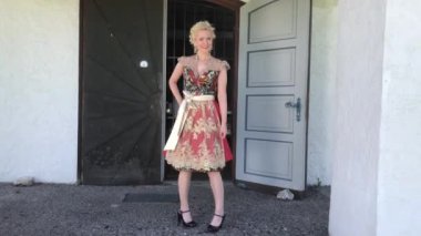 Dirndl 'deki kadın gölde bir taşın üzerinde / Sarı dirndl giymiş sarışın kadın, gölde kaya üzerinde dans ediyor