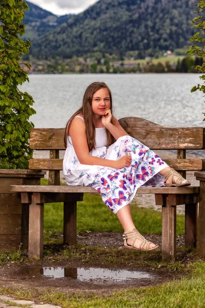 Porträtt Flicka Med Långt Hår Fashionabla Sommarklänning Sitter Vid Sjön — Stockfoto