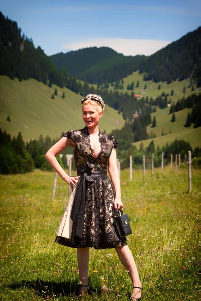 Blond Vrouw Zwart Designer Kant Dirndl Met Open Hals Tas — Stockfoto