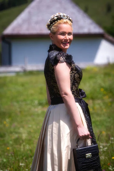 Portrait Femme Blonde Dirndl Avec Dentelle Noire Sac Main — Photo