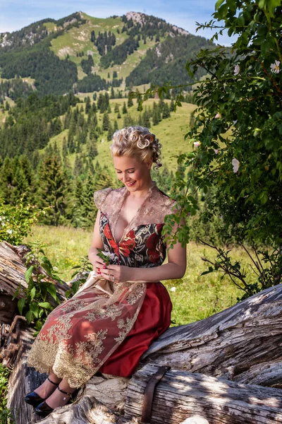 Portret Romantycznej Blondynki Dirndl Trzymającej Kwiat Dłoni — Zdjęcie stockowe