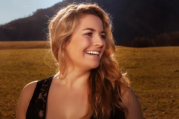 Retrato de una chica rubia riendo con el pelo dorado . —  Fotos de Stock