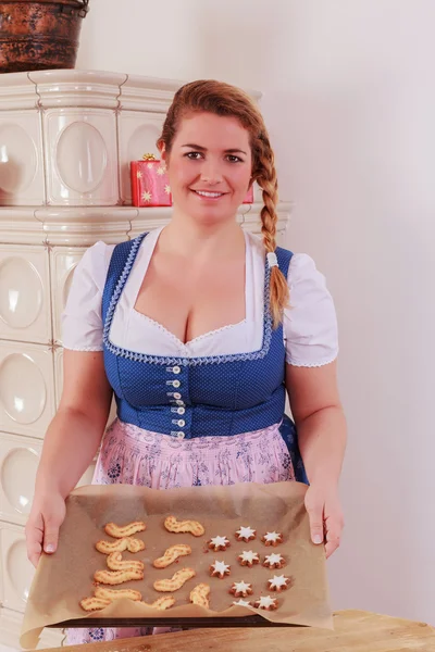 Jeune fille avec une plaque de cuisson pleine de biscuits — Photo