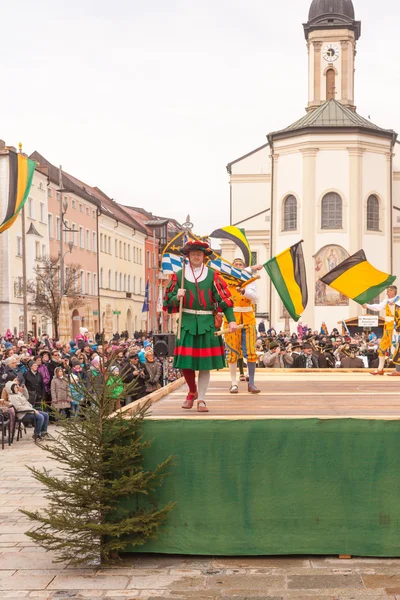 Traunstein, Alemanha, Baviera, 06 de abril, dança de espada histórica no Georgirittes em Traunstein na segunda-feira de Páscoa — Fotografia de Stock
