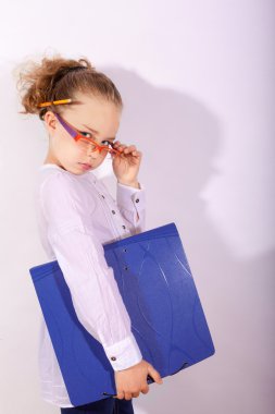 Klasör ile zeki sarışın kız
