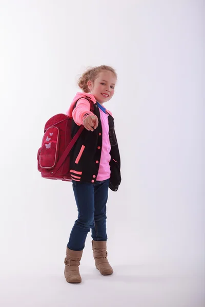 Parmak kamera ile okul çantası puan ile kız — Stok fotoğraf