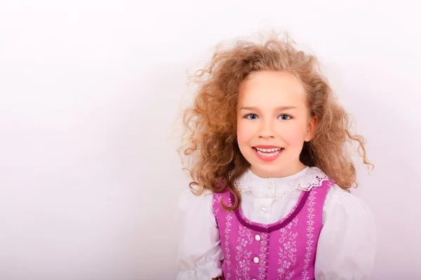 Портрет маленькой девочки в традиционной баварской одежде — стоковое фото