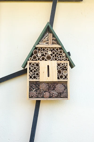 Vue rapprochée de la table à oiseaux — Photo