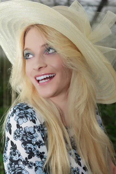 Nära håll ganska Blond kvinna bära halm Hat — Stockfoto