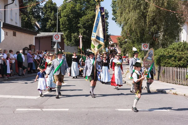 Trachtenverein wendelstein hausham beim Festzug zum 125-jährigen Bestehen — Stockfoto