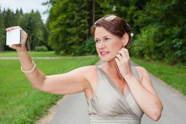 Frau im Kleid macht Selbstporträt mit Handy — Stockfoto