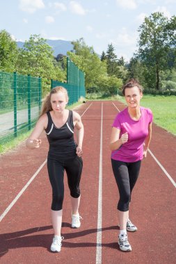 İki kadın koşu parkuru yarışa hazır
