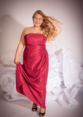 Büyük göğüsler ile sarışın kıvırcık bir kadın portresi