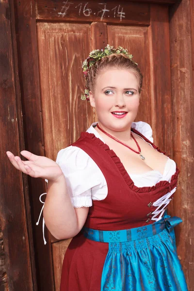 Retrato de una joven en dirndl con gran decoleta indecisa — Foto de Stock