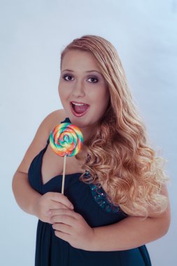 Lolipop ağız açık tutan tombul kadın