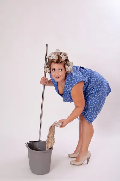 Funny Female Cleaner sosteniendo materiales de limpieza — Foto de Stock