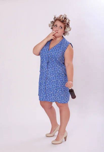Mulher gordinha com curler de cabelo fumar um cigarro — Fotografia de Stock
