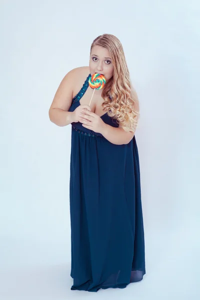 Mulher gorda em vestido azul comendo pirulito — Fotografia de Stock