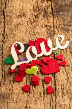 renkli kalpler şablonuyla Sevgililer