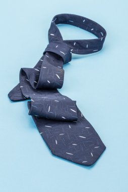 Mavi koyu mavi kravat