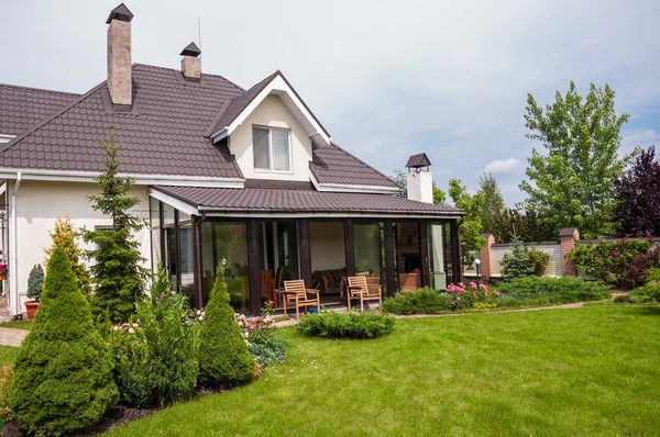 Una Casa Nueva Con Jardín Una Zona Rural — Foto de Stock