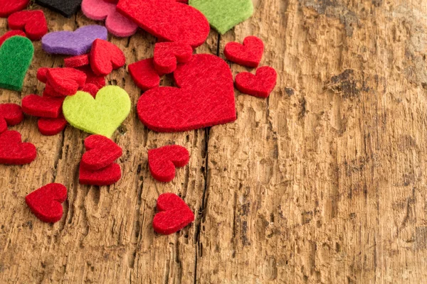 Шаблон с сердцами на деревянном фоне — стоковое фото