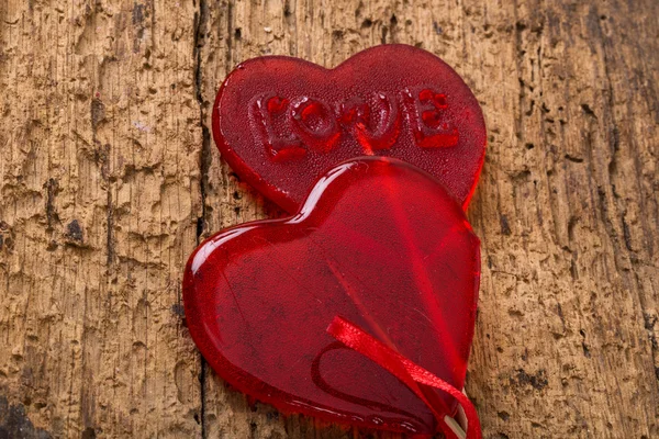 Σχήμα Καρδιάς Κόκκινες Καραμέλες Ξύλινη Επιφάνεια — Φωτογραφία Αρχείου