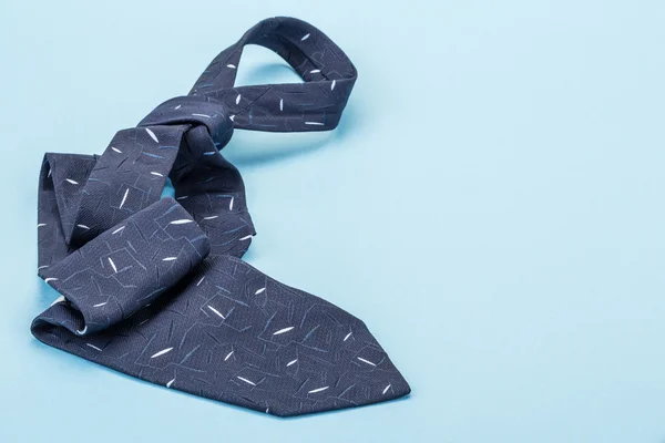 Темно-синий галстук на голубом — стоковое фото