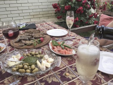 Şampanya bardağı ve masada meze