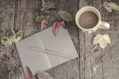 kahve ve dizüstü tablo üzerinde kurutulmuş sonbahar yaprakları ile süslenmiş